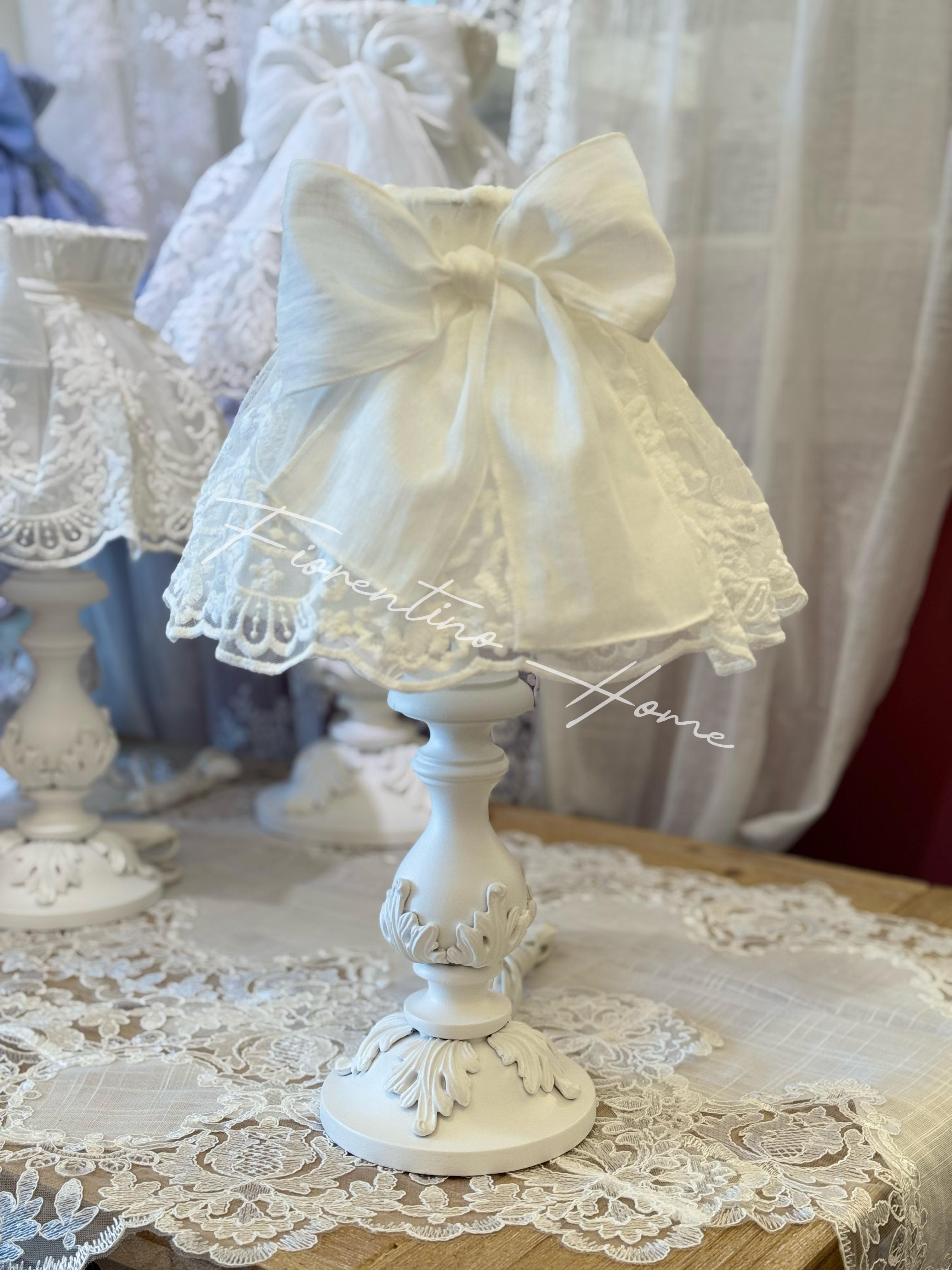 Lume in legno con fregi c/paralume sartoriale romantico Royal  - H.45 cm - Charme Home Textile